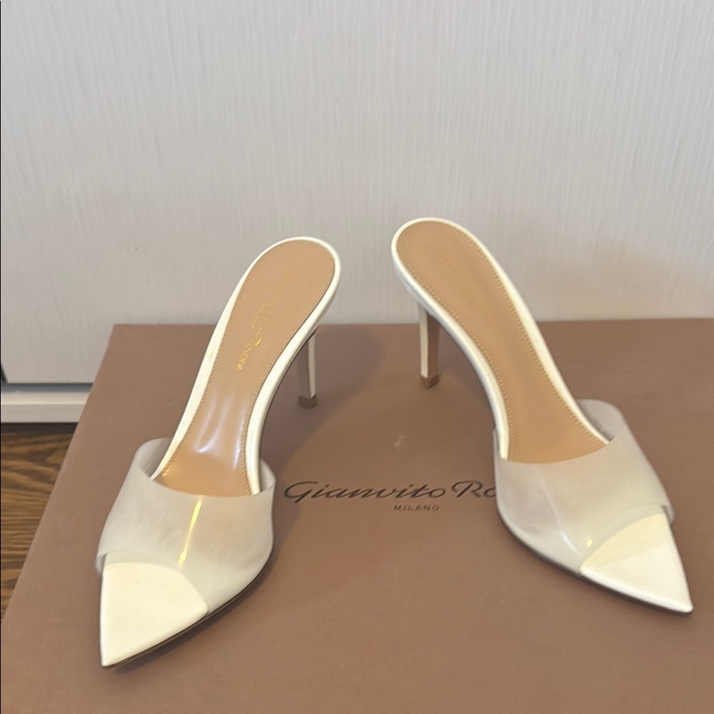 Gianvito Rossi Cream Pointed Heels